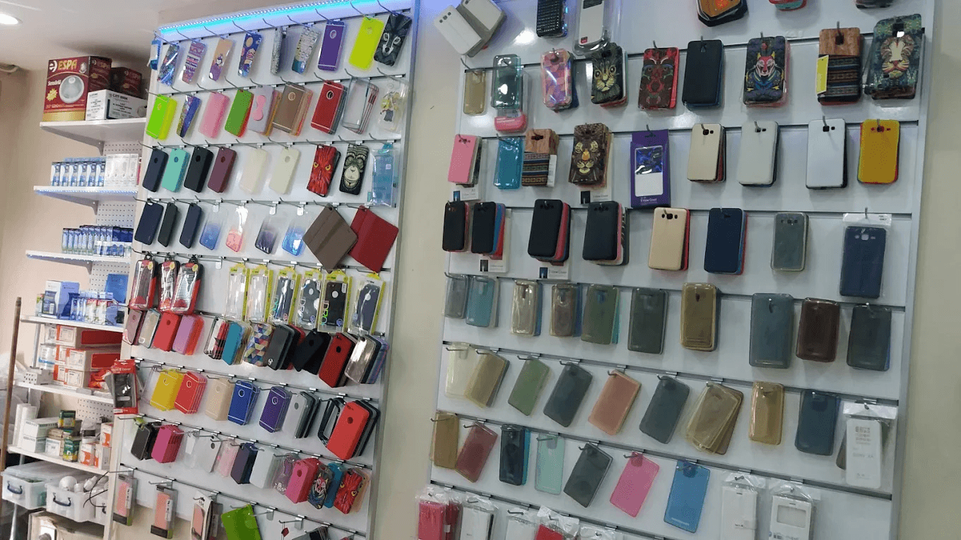 Kılınç Teknomarket telefon ve aksesuar reyonu